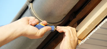 Installation de votre gouttière par l’artisan couvreur Halnais